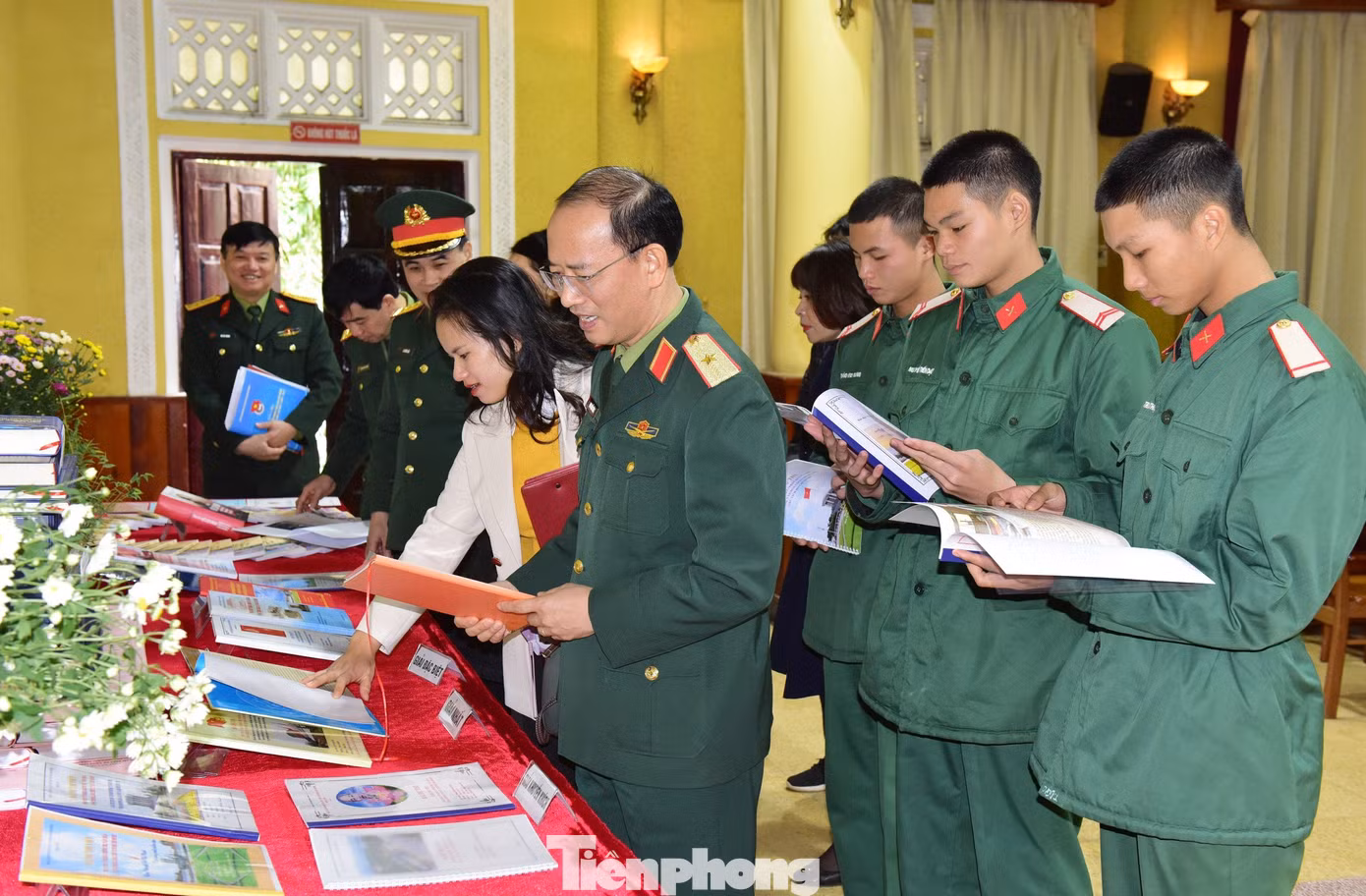 Các đại biểu tham quan khu trưng bày các tác phẩm tiêu biểu trong cuộc thi.
