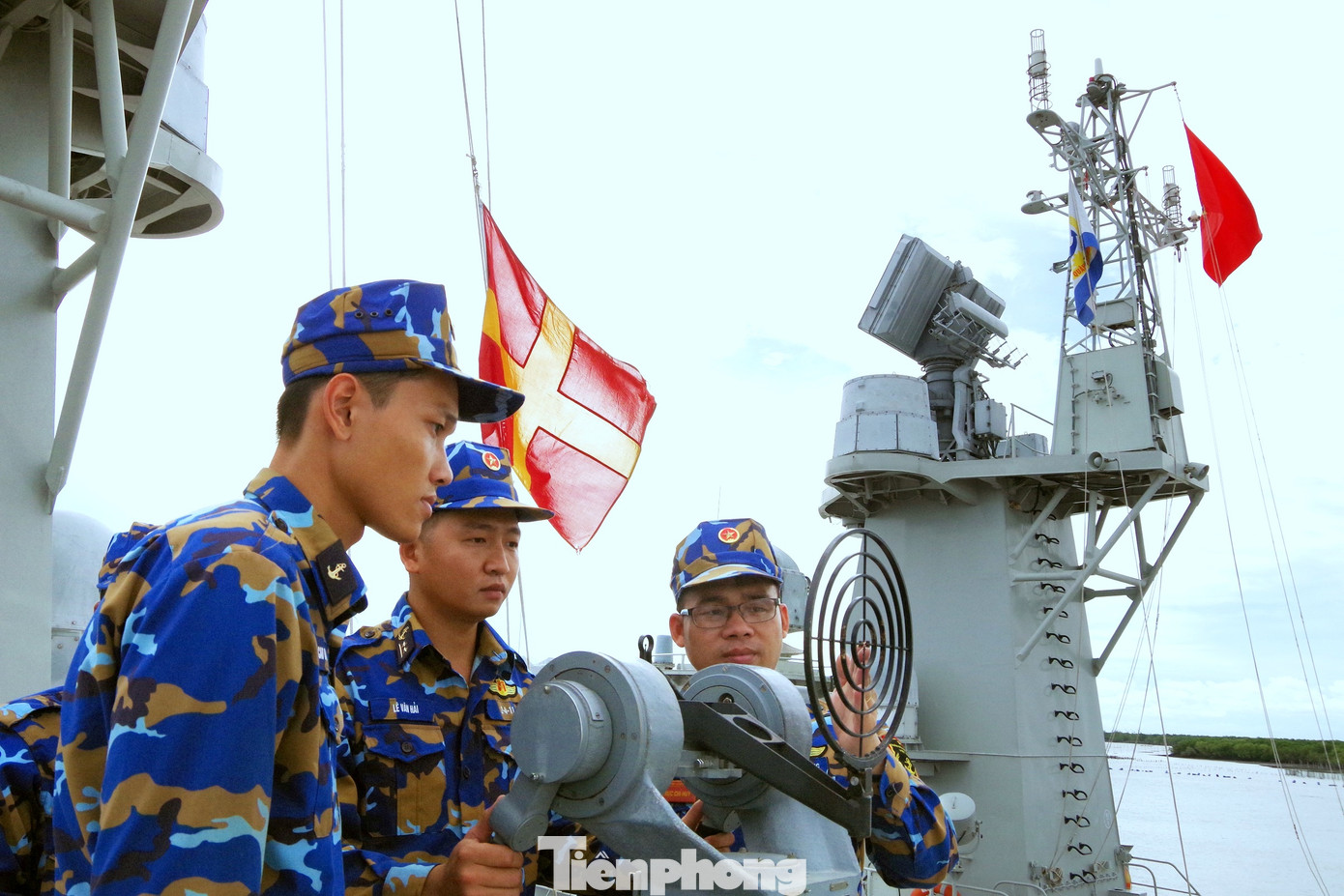 Huấn luyện làm chủ vũ khí trang bị, kỹ thuật trên Tàu 383. Huấn luyện làm chủ vũ khí trang bị, kỹ thuật trên Tàu 383.