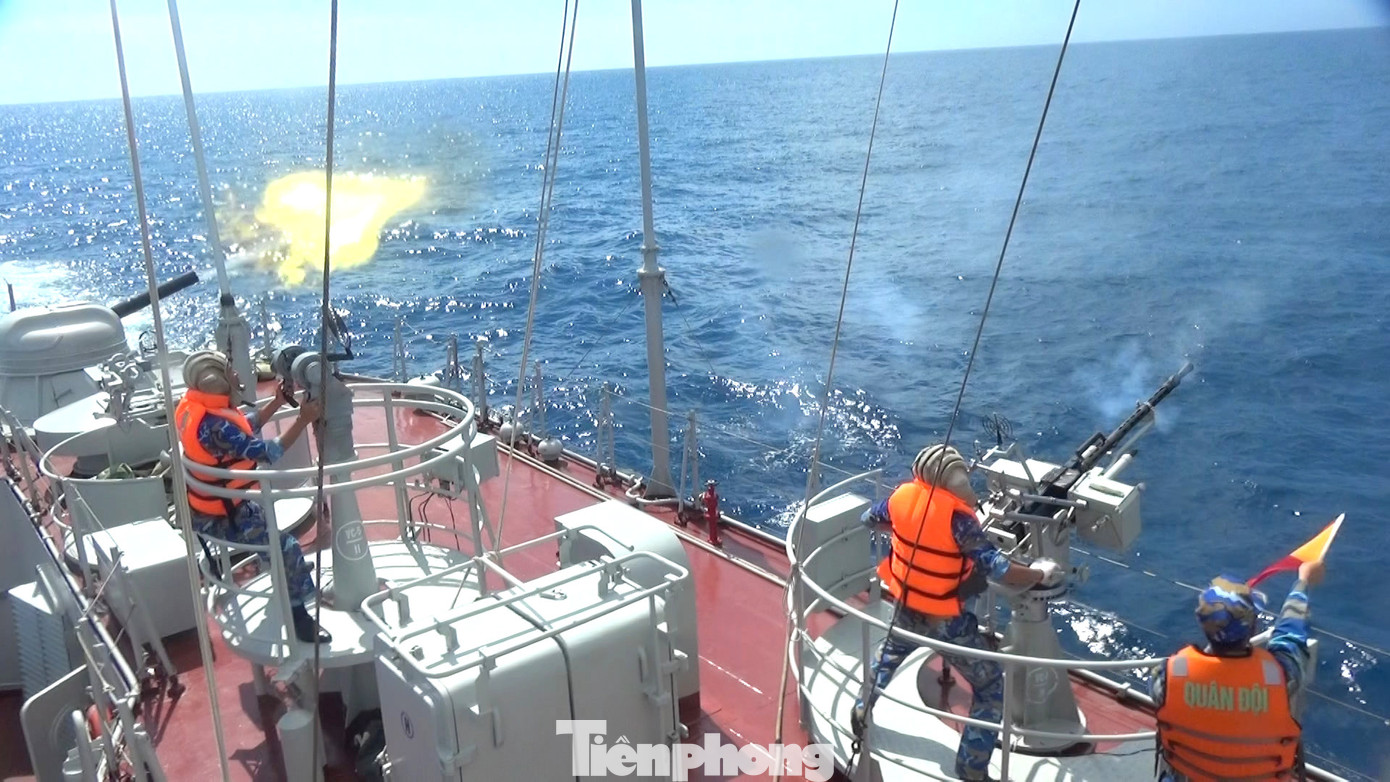 Tàu chiến đấu thuộc Lữ đoàn 167 huấn luyện bắn đạn thật trên biển. Tàu chiến đấu thuộc Lữ đoàn 167 huấn luyện bắn đạn thật trên biển.