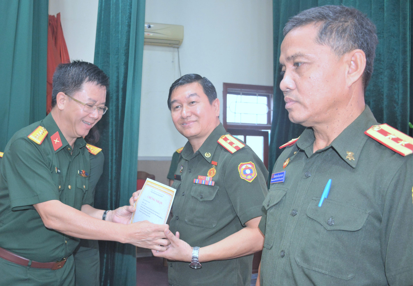 Đại tá Nguyễn Đình Đức - Trưởng ban Công đoàn Quốc phòng trao chứng nhận hoàn thành tập huấn cho cán bộ công đoàn QĐND Lào, chiều 25/7. Đại tá Nguyễn Đình Đức - Trưởng ban Công đoàn Quốc phòng trao chứng nhận hoàn thành tập huấn cho cán bộ công đoàn QĐND Lào, chiều 25/7.