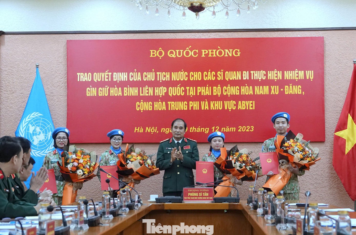 Lãnh đạo Bộ Tổng tham mưu và Ban Phụ nữ Quân đội chúc mừng và động viên các sĩ quan được trao Quyết định của Chủ tịch nước, chiều 10/12. Lãnh đạo Bộ Tổng tham mưu và Ban Phụ nữ Quân đội chúc mừng và động viên các sĩ quan được trao Quyết định của Chủ tịch nước, chiều 10/12.