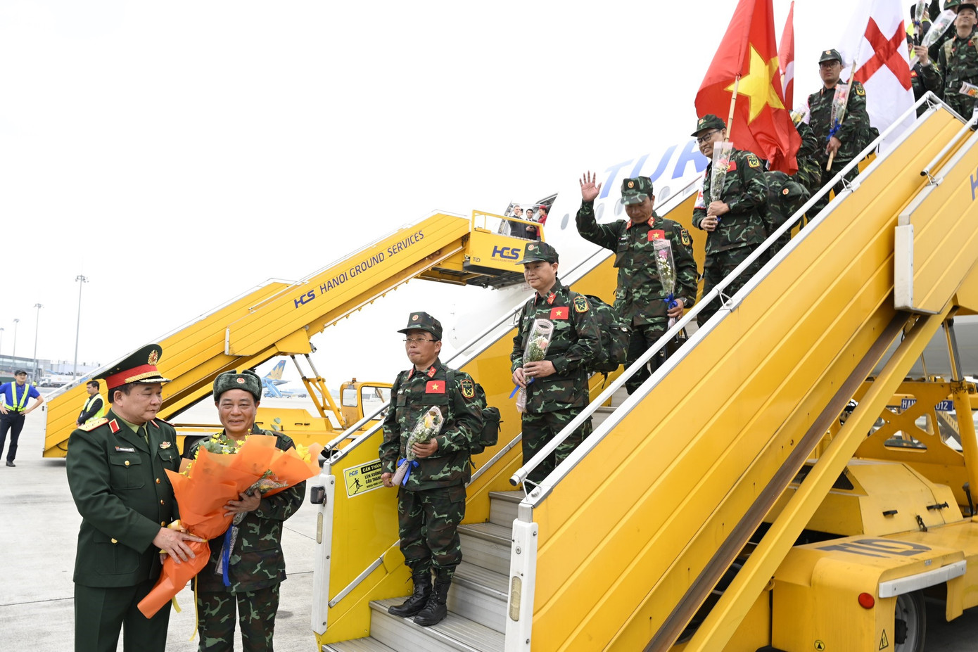 Thứ trưởng Bộ Quốc phòng Hoàng Xuân Chiến chào đón đoàn công tác trở về nước. Ảnh: Việt Trung