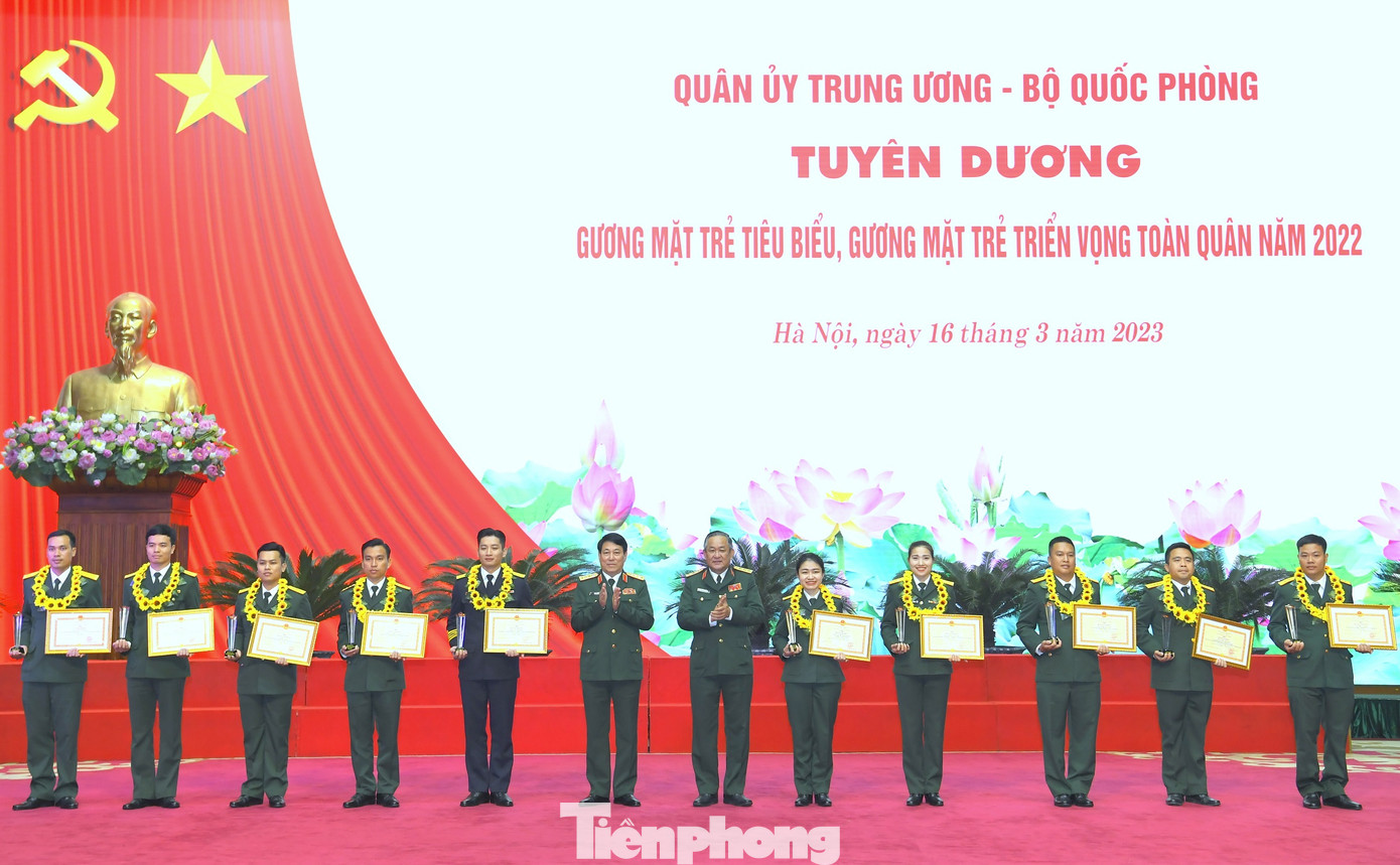 Đại tướng Lương Cường - Chủ nhiệm Tổng cục Chính trị QĐND Việt Nam và Thượng tướng Võ Minh Lương - Thứ trưởng Bộ Quốc phòng trao Bằng khen, biểu trưng tặng 10 GMTTB toàn quân năm 2022.