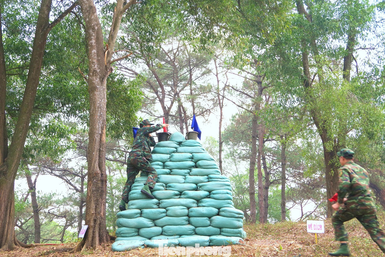 Các vận động viên chiếm lĩnh trận địa cắm cờ chiến thắng