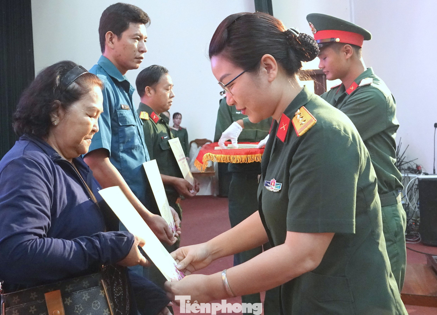 Thượng tá Ninh Thu Trang - Phó Tư lệnh Binh đoàn 11 trao quà tặng đối tượng chính sách, quân nhân có hoàn cảnh khó khăn.