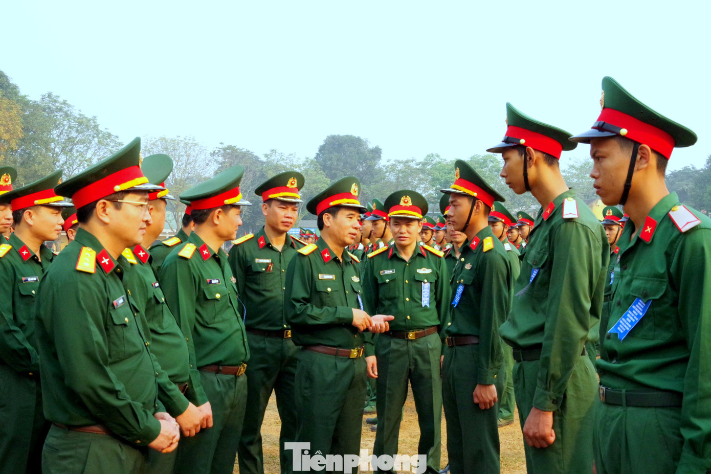 Lãnh đạo Cục Chính trị Quân khu 4 và Sư đoàn 324 trò chuyện với cán bộ, chiến sĩ Trung đoàn 3 tại lễ phát động.