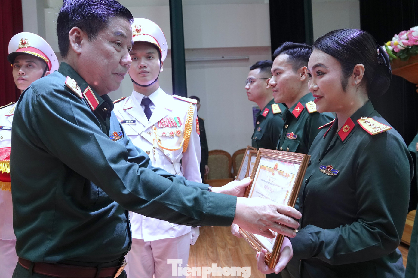 Lãnh đạo Tổng cục Chính trị QĐND Việt Nam và Trung ương Đoàn trao thưởng các tác giả, nhóm tác giả đoạt giải A cuộc thi tìm hiểu “Thanh niên Quân đội thượng tôn pháp luật”.