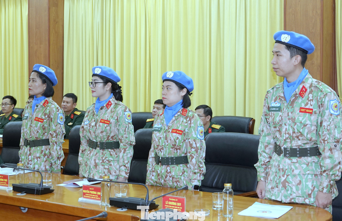 Các sĩ quan nghe công bố Quyết định của Chủ tịch nước (lần lượt từ trái qua phải): Trung tá Đỗ Thị Hiếu, Thiếu tá Vũ Thị Hương Thùy, Đại úy Nguyễn Phương Linh và Thượng úy Lê Khương Duy. Các sĩ quan nghe công bố Quyết định của Chủ tịch nước (lần lượt từ trái qua phải): Trung tá Đỗ Thị Hiếu, Thiếu tá Vũ Thị Hương Thùy, Đại úy Nguyễn Phương Linh và Thượng úy Lê Khương Duy.