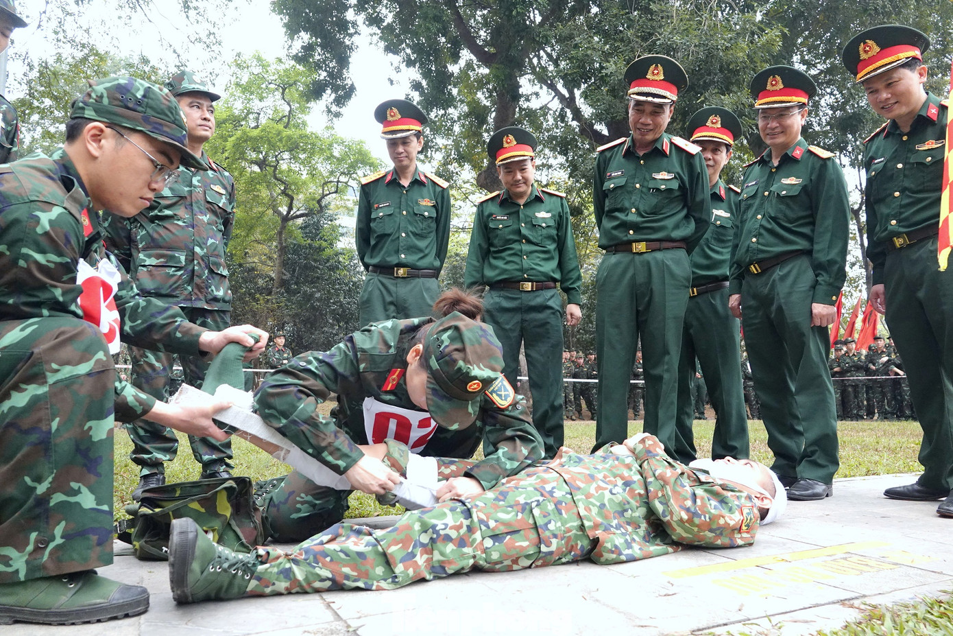 Lãnh đạo Học viện Quân y quan sát phần thi cấp cứu thương binh của các đội thi.