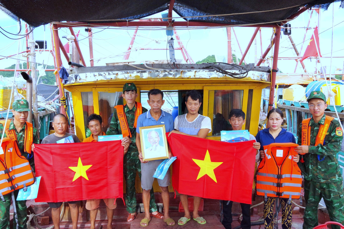 Đoàn viên thanh niên Hải đoàn Biên phòng 38 tuyên truyền pháp luật, tặng cờ Tổ quốc và ảnh Bác Hồ cho ngư dân Quảng Ninh.