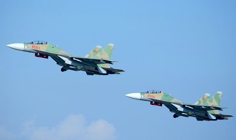 Biên đội Su-30MK2 của Trung đoàn 927 (Sư đoàn Không quân 371) cất cánh thực hiện nhiệm vụ. Biên đội Su-30MK2 của Trung đoàn 927 (Sư đoàn Không quân 371) cất cánh thực hiện nhiệm vụ.