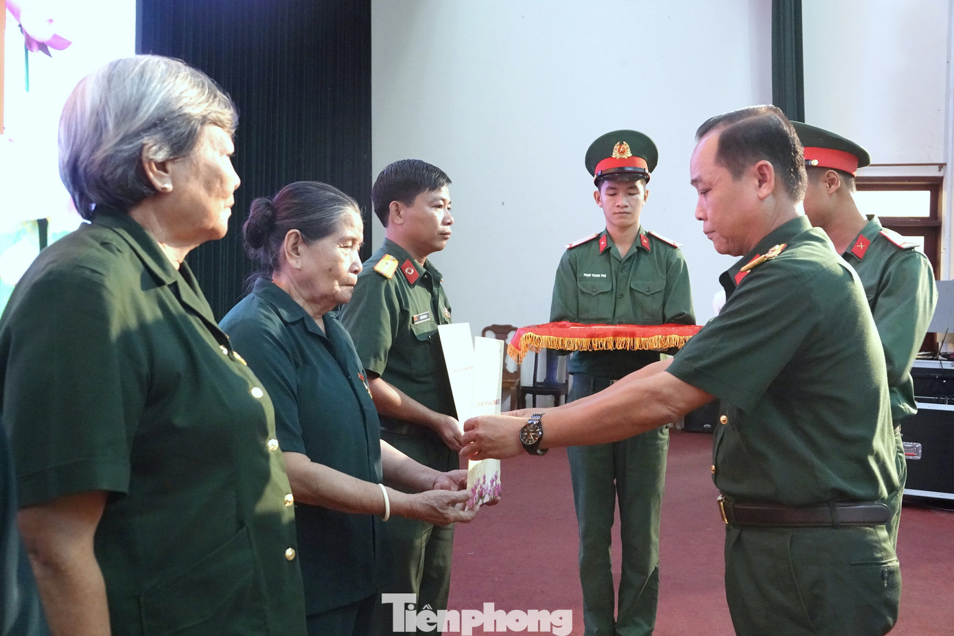 Lãnh đạo Bộ Chỉ huy Quân sự thành phố Cần Thơ trao quà tặng gia đình chính sách, quân nhân có hoàn cảnh khó khăn.