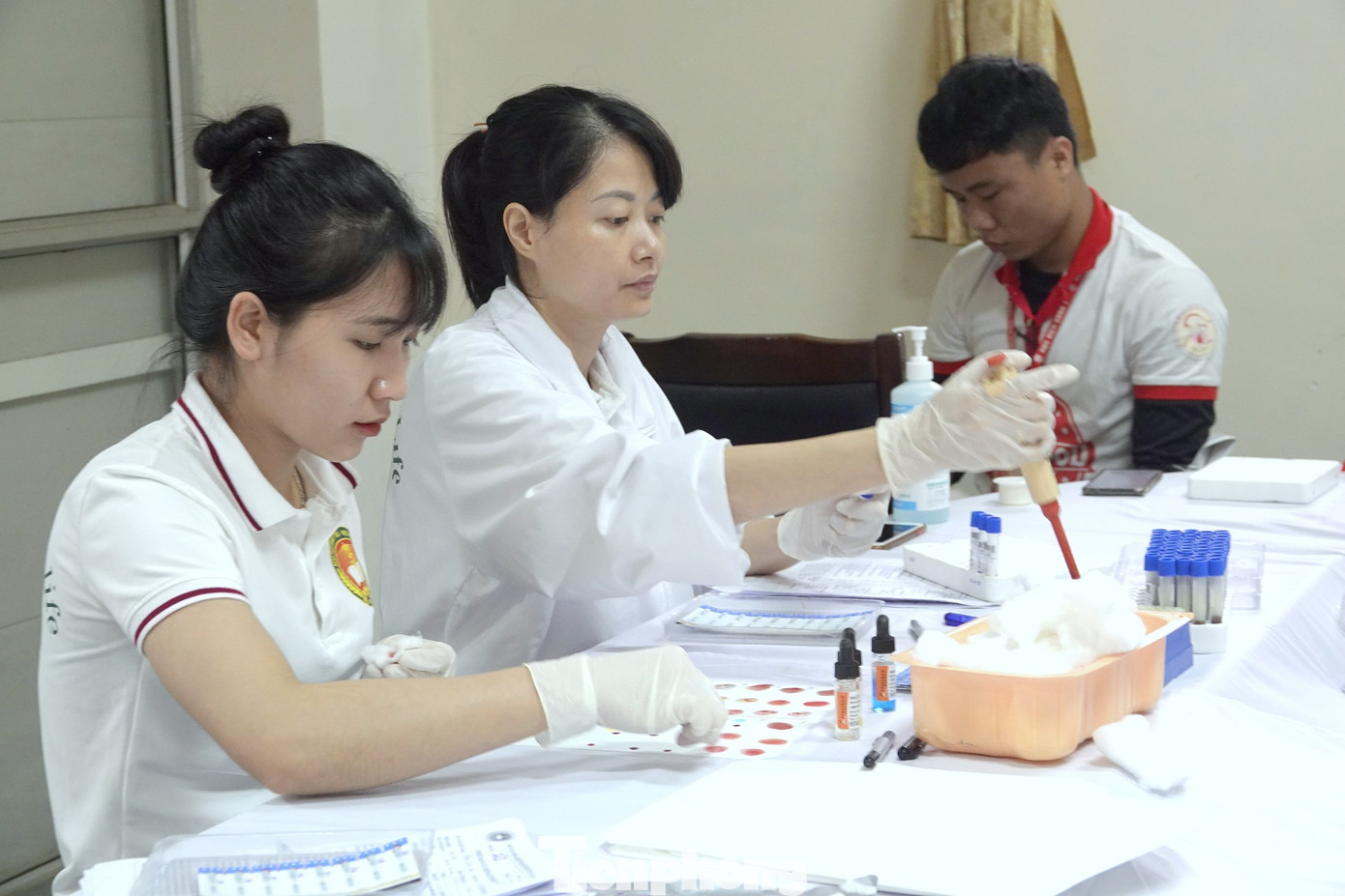 Y bác sĩ Bệnh viện Quân y 103 (Học viện Quân y) thực hiện các quy trình trong chương trình hiến máu tình nguyện của tuổi trẻ Học viện, sáng 11/2.