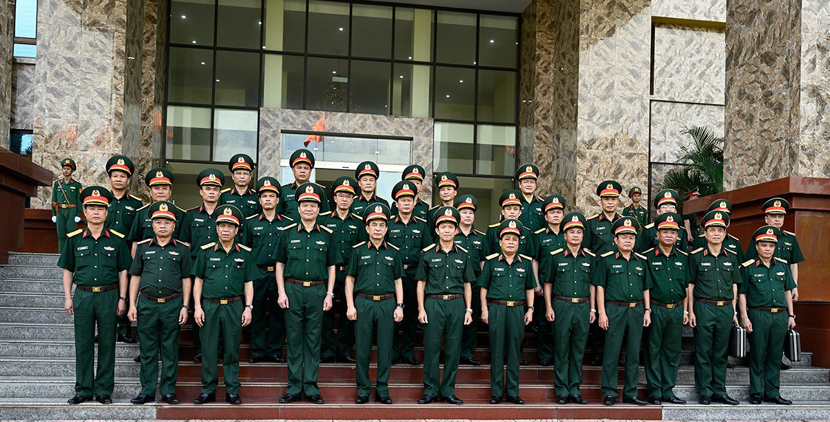 Đoàn công tác Bộ Quốc phòng và các tướng lĩnh, sĩ quan Bộ Tư lệnh Quân đoàn 2.