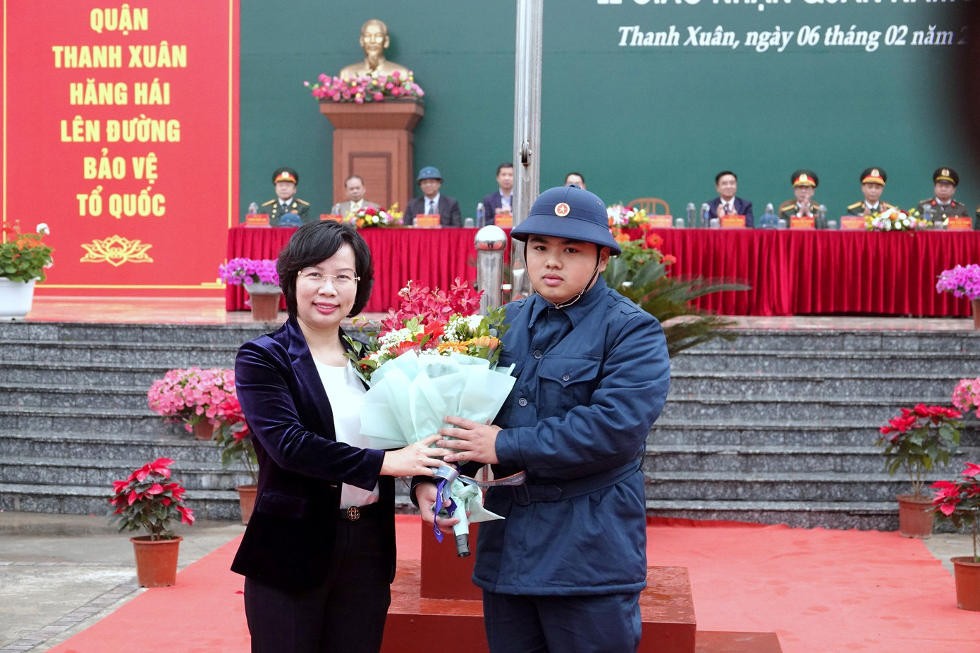 Lãnh đạo quận Thanh Xuân động viên tân binh trước giờ lên đường nhập ngũ