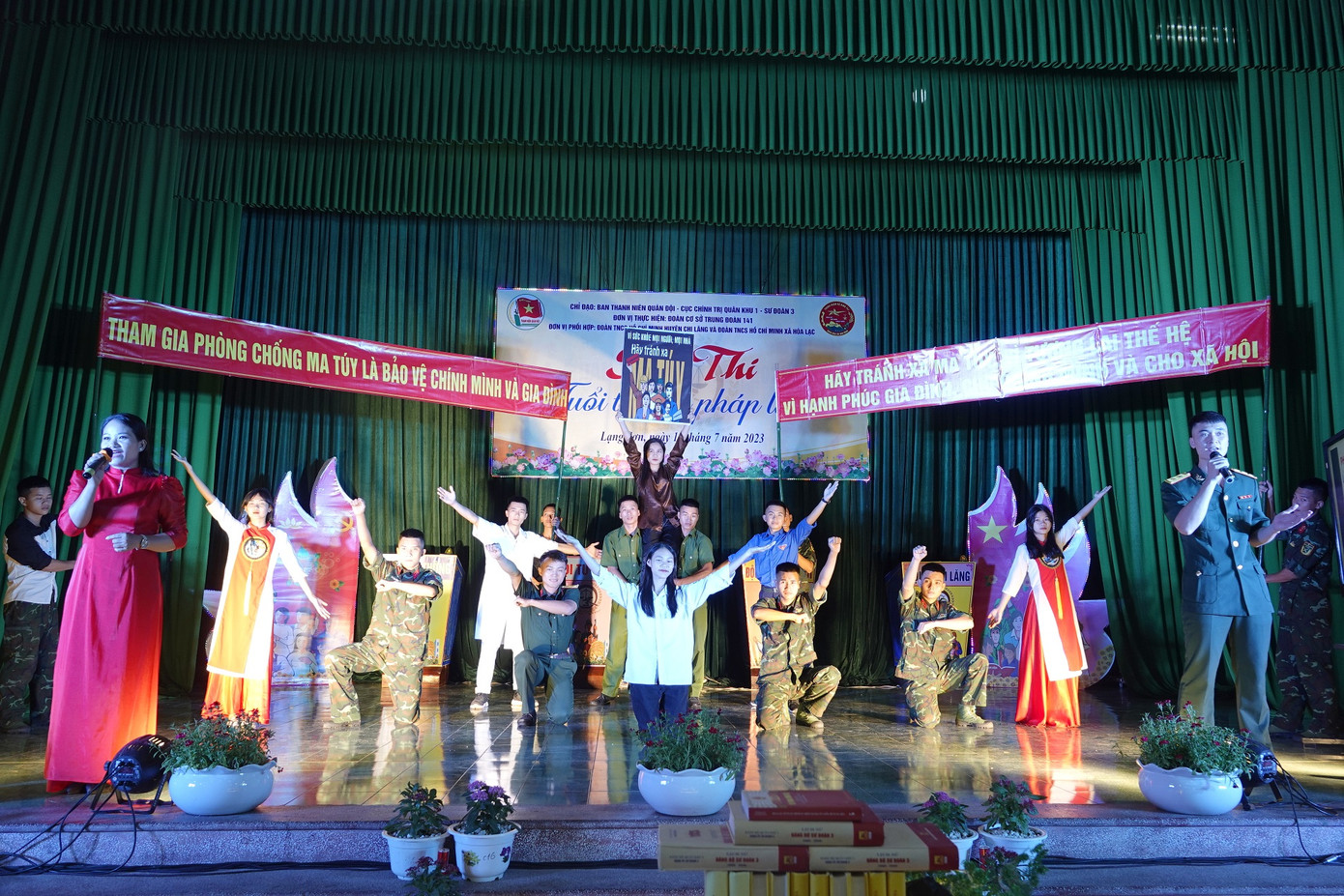 Phần thi tiểu phẩm tuyên truyền pháp luật của đội thi Ải Chi Lăng.