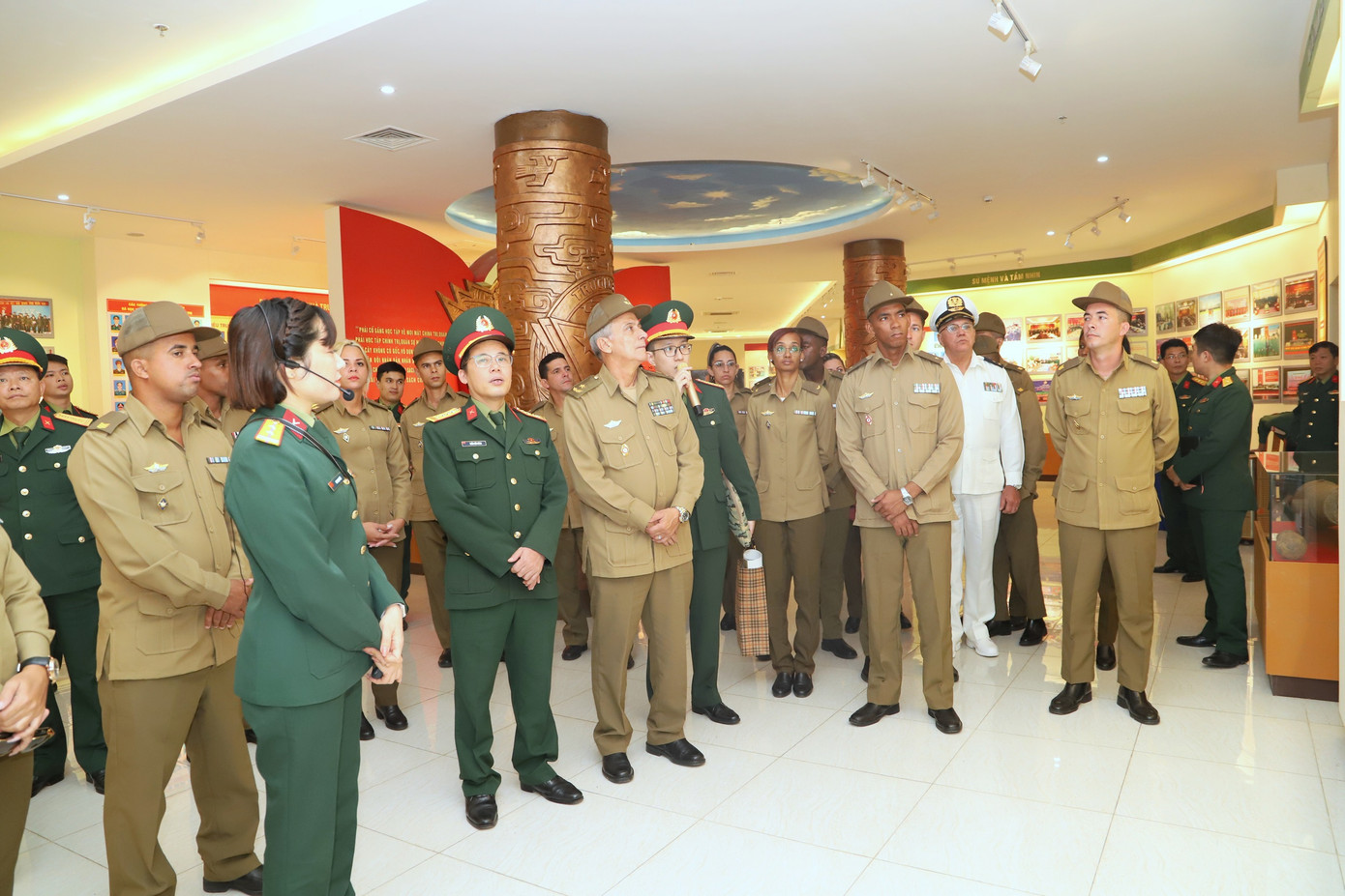 Đoàn sĩ quan trẻ Cuba tới thăm Trường Sĩ quan Chính trị. Đoàn sĩ quan trẻ Cuba tới thăm Trường Sĩ quan Chính trị.