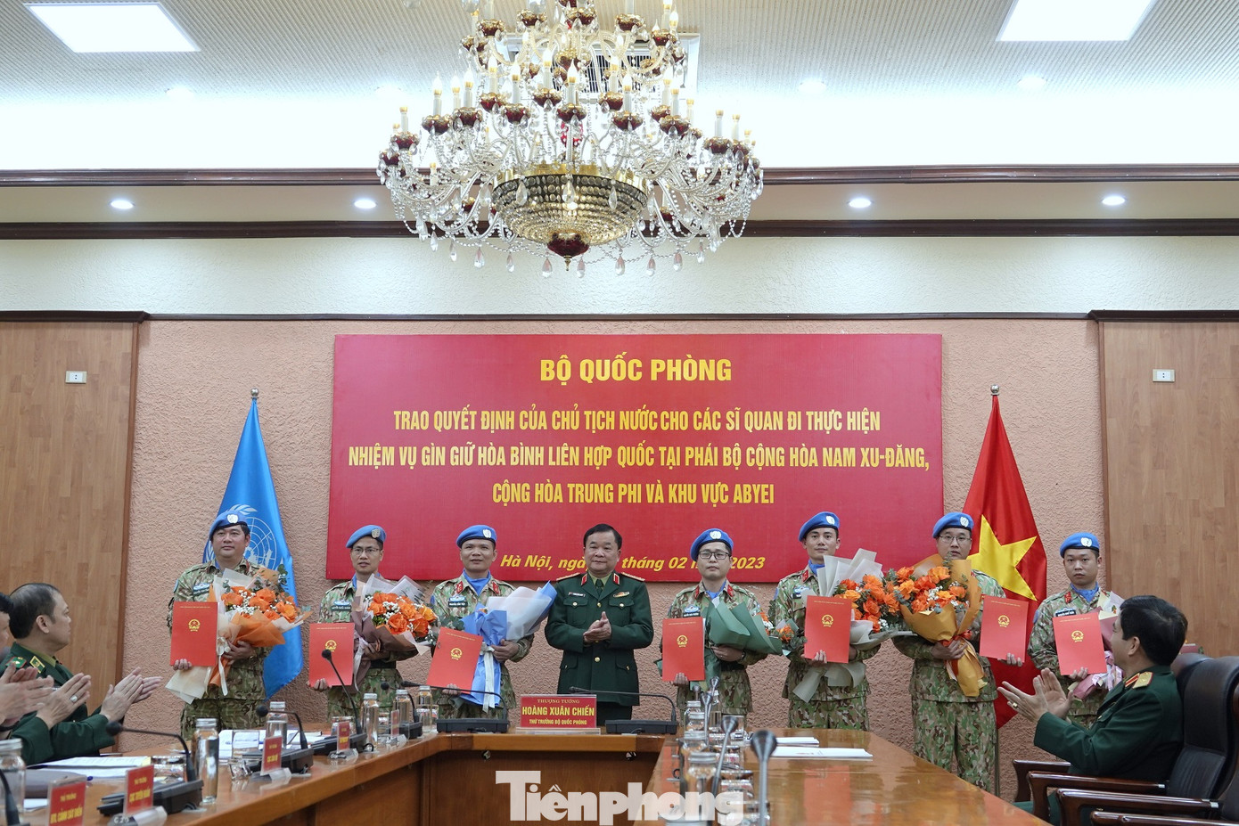 Thượng tướng Hoàng Xuân Chiến - Thứ trưởng Bộ Quốc phòng, trao Quyết định của Chủ tịch nước và tặng hoa cho các sĩ quan đi làm nhiệm vụ GGHB LHQ. Thượng tướng Hoàng Xuân Chiến - Thứ trưởng Bộ Quốc phòng, trao Quyết định của Chủ tịch nước và tặng hoa cho các sĩ quan đi làm nhiệm vụ GGHB LHQ.