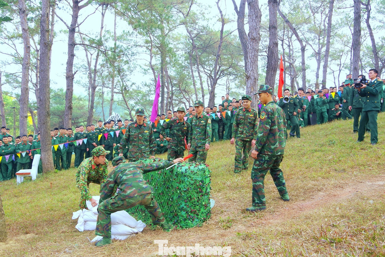 Phần thi ném bao cát qua hàng rào trong trò chơi “Tiếp sức - 2023”