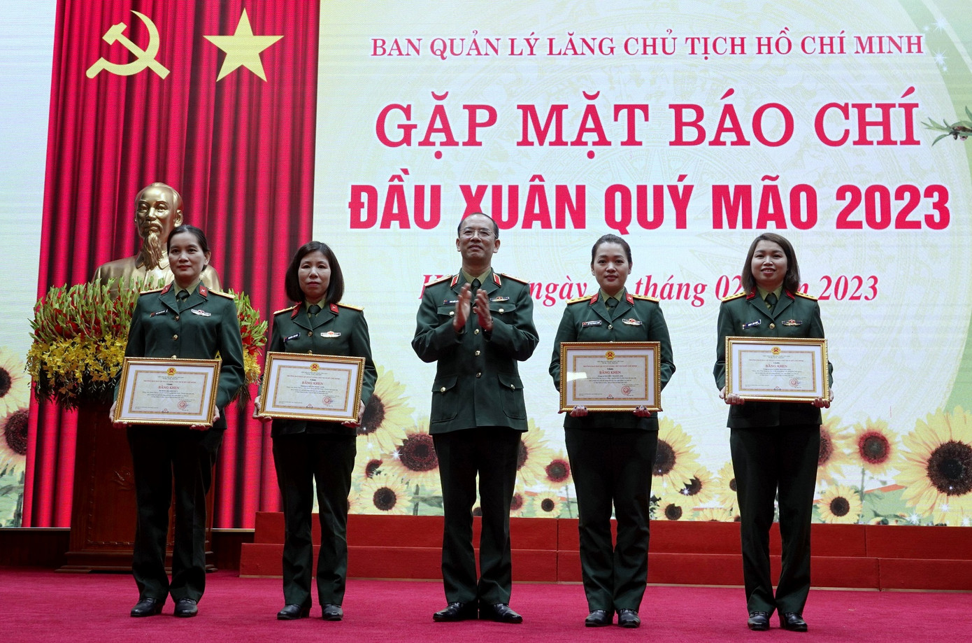 Thiếu tướng Đinh Quốc Hùng trao Bằng khen của lãnh đạo Ban Quản lý Lăng cho các cá nhân tiêu biểu trong công tác phối hợp tuyên truyền năm 2022 Thiếu tướng Đinh Quốc Hùng trao Bằng khen của lãnh đạo Ban Quản lý Lăng cho các cá nhân tiêu biểu trong công tác phối hợp tuyên truyền năm 2022