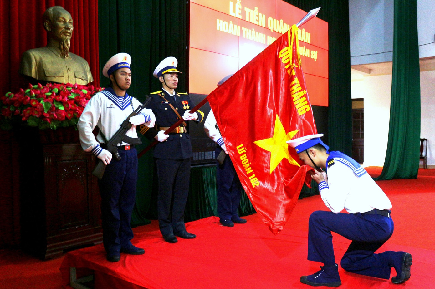 Chiến sĩ Vùng 4 Hải quân hoàn thành nghĩa vụ quân sự hôn Quân kỳ Quyết thắng, sáng 10/1