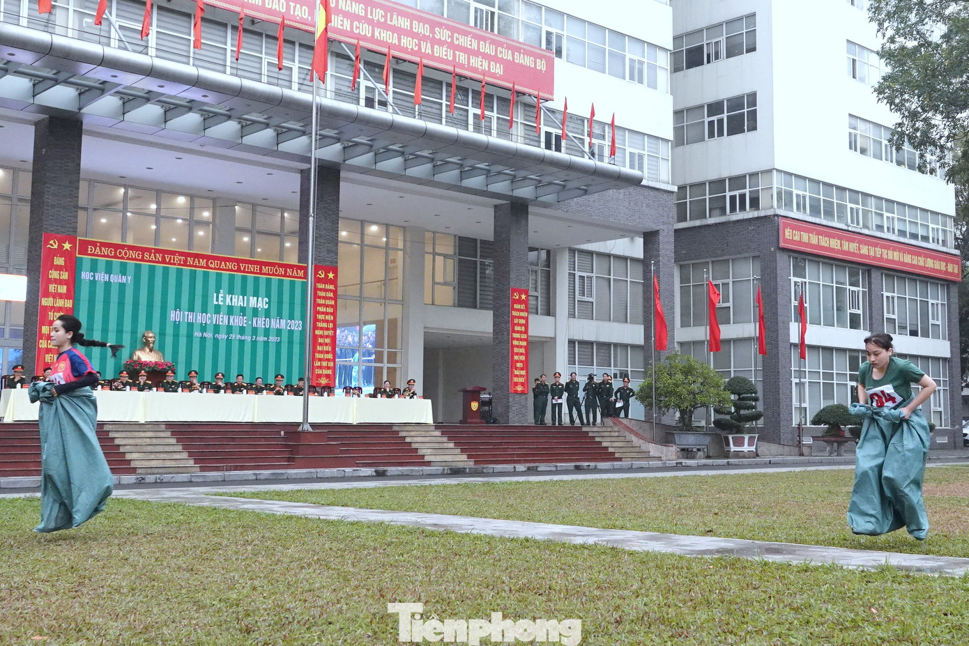 Nhảy bao bố tiếp sức nam nữ.