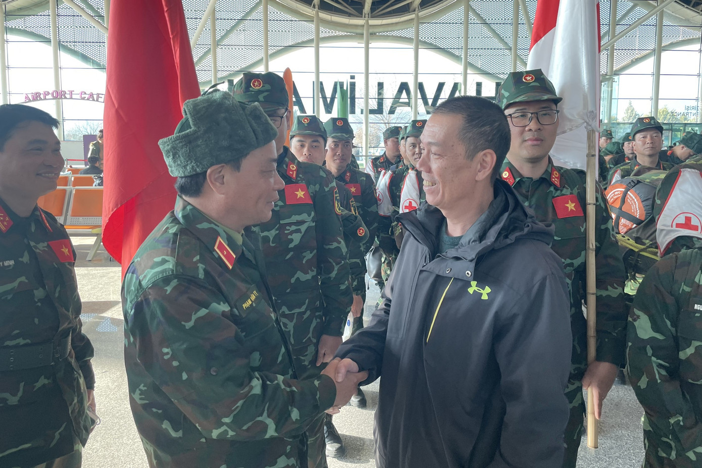 Đại sứ Việt Nam tại Thổ Nhĩ Kỳ Đỗ Sơn Hải tiễn đoàn cứu hộ, cứu nạn QĐND Việt Nam về nước tại sân bay Hatay. Ảnh: Văn Hiếu Đại sứ Việt Nam tại Thổ Nhĩ Kỳ Đỗ Sơn Hải tiễn đoàn cứu hộ, cứu nạn QĐND Việt Nam về nước tại sân bay Hatay. Ảnh: Văn Hiếu