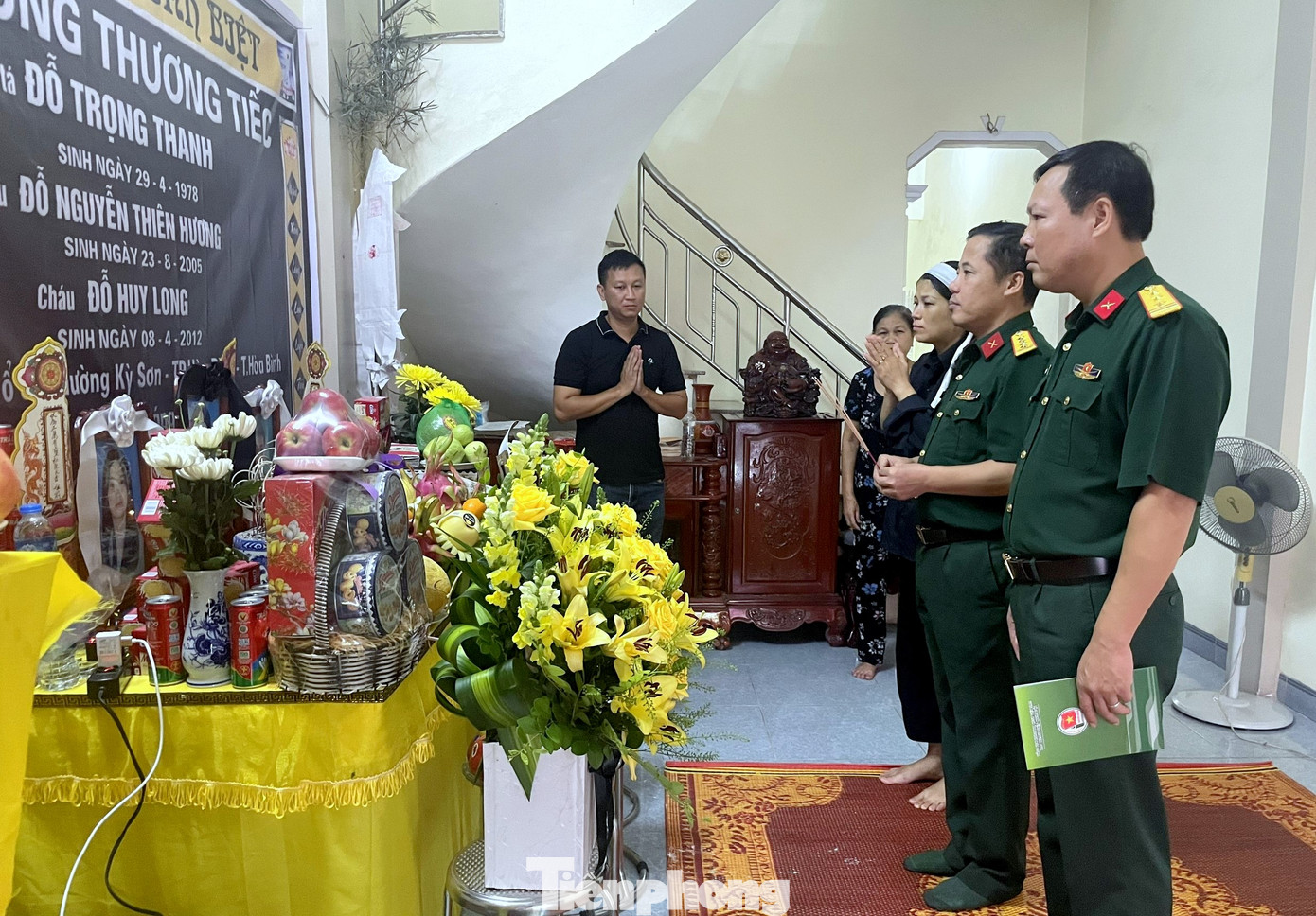 Đoàn công tác đến thăm viếng, chia buồn với gia đình Thượng tá Đỗ Trọng Thanh - Chủ nhiệm Hậu cần, Sư đoàn 361 (Quân chủng Phòng không - Không quân). Trong vụ cháy gây ra tổn thất rất lớn về nhân mạng này, Thượng tá Đỗ Trọng Thanh và hai con (SN 2005 và 2012) đều thiệt mạng, toàn bộ tài sản bị cháy hết. Đoàn công tác đến thăm viếng, chia buồn với gia đình Thượng tá Đỗ Trọng Thanh - Chủ nhiệm Hậu cần, Sư đoàn 361 (Quân chủng Phòng không - Không quân). Trong vụ cháy gây ra tổn thất rất lớn về nhân mạng này, Thượng tá Đỗ Trọng Thanh và hai con (SN 2005 và 2012) đều thiệt mạng, toàn bộ tài sản bị cháy hết.