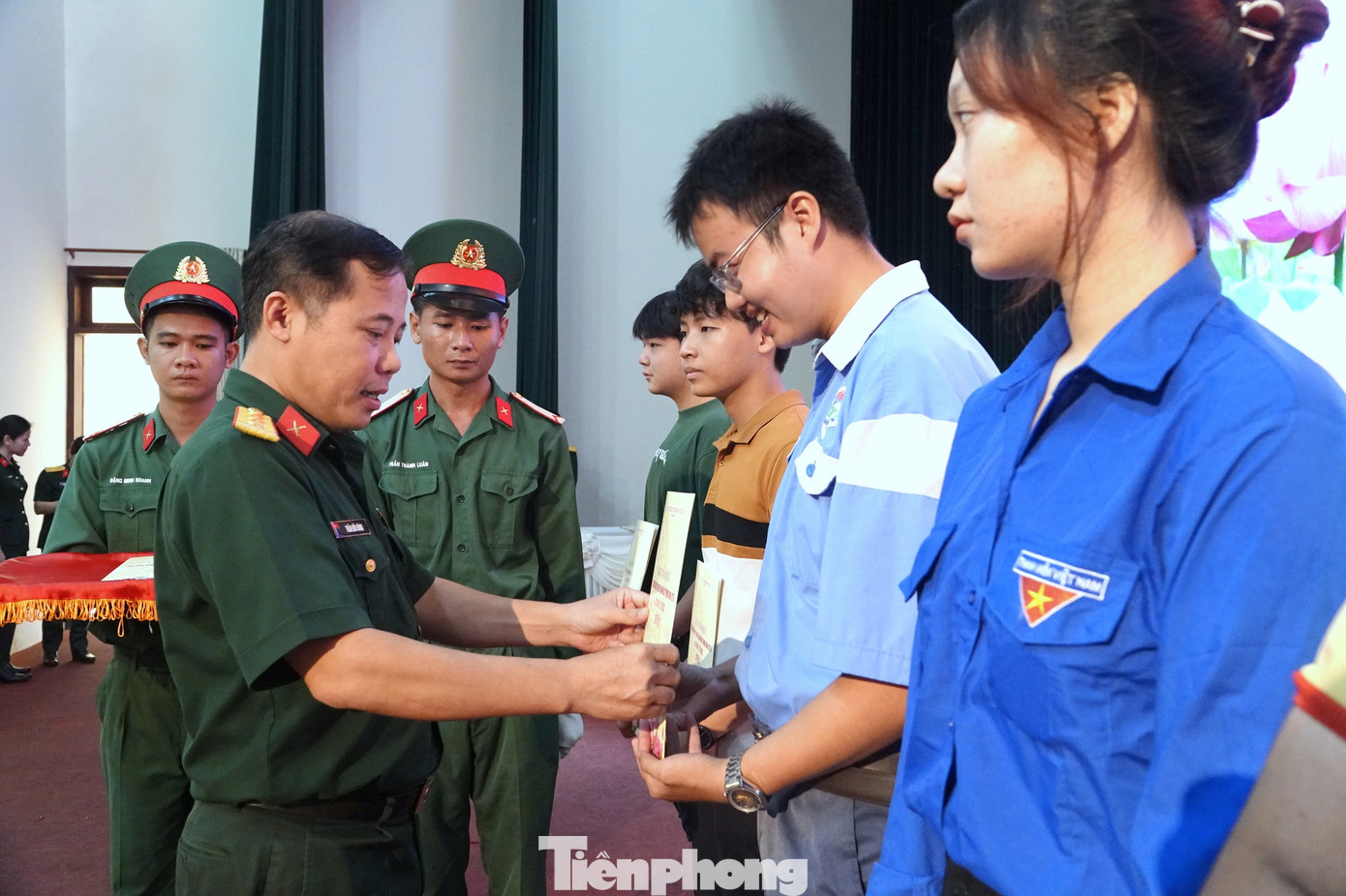 Lãnh đạo Ban Thanh niên Quân đội trao quà tặng sinh viên vượt khó.