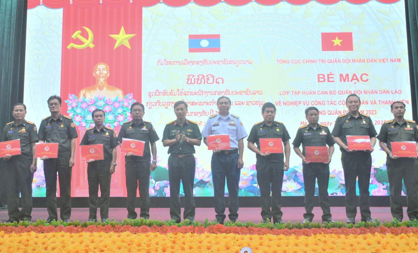 Thượng tá Nguyễn Quang Huy - Phó trưởng Ban Thanh niên Quân đội trao chứng nhận hoàn thành tập huấn cho cán bộ thanh niên QĐND Lào. Thượng tá Nguyễn Quang Huy - Phó trưởng Ban Thanh niên Quân đội trao chứng nhận hoàn thành tập huấn cho cán bộ thanh niên QĐND Lào.