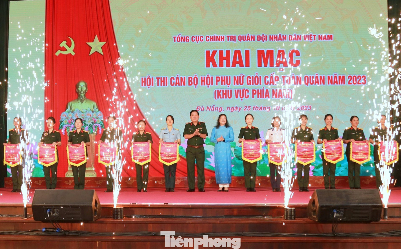 Trung tướng Nguyễn Văn Gấu - Phó Chủ nhiệm Tổng cục Chính trị và Phó Chủ tịch thường trực Hội LHPN Việt Nam Đỗ Thị Thu Thảo trao cờ lưu niệm tặng 12 đội thi tại lễ khai mạc.