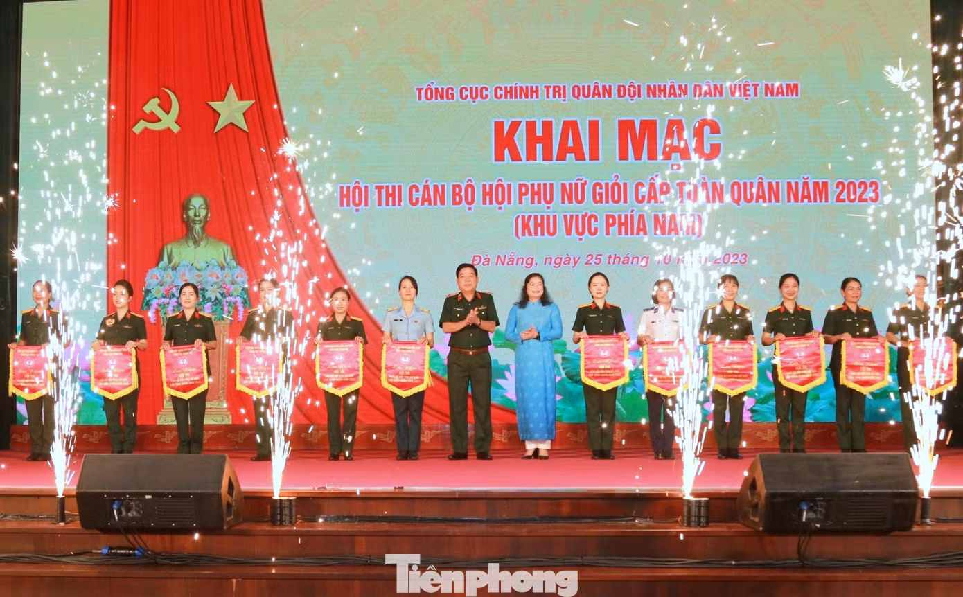 Trung tướng Nguyễn Văn Gấu - Phó Chủ nhiệm Tổng cục Chính trị và Phó Chủ tịch thường trực Hội LHPN Việt Nam Đỗ Thị Thu Thảo trao cờ lưu niệm tặng 12 đội thi tại lễ khai mạc.