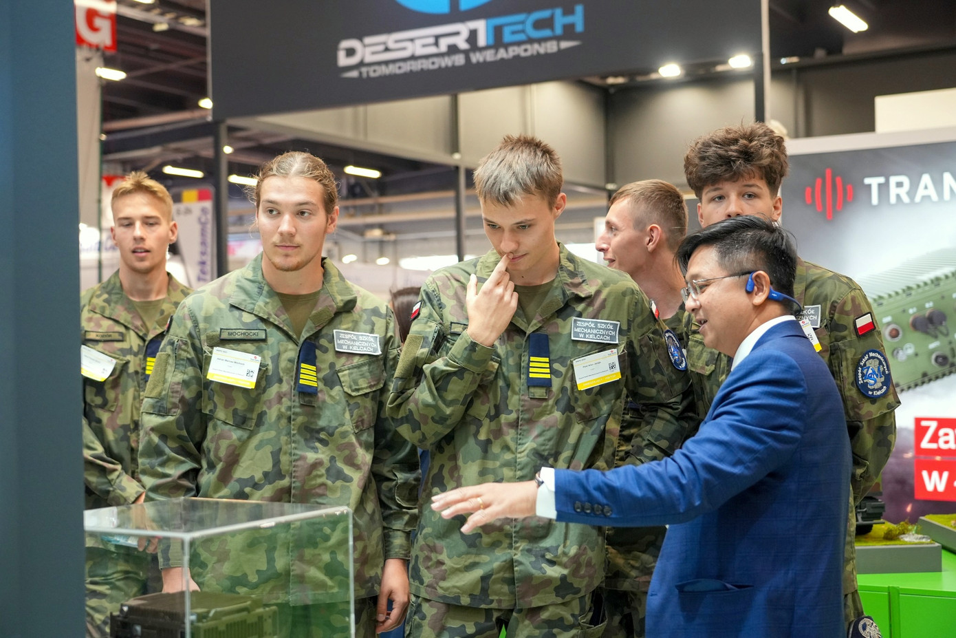 Các đoàn khách, doanh nghiệp quốc tế dành sự quan tâm cho các sản phẩm của Viettel tại MSPO 2023.