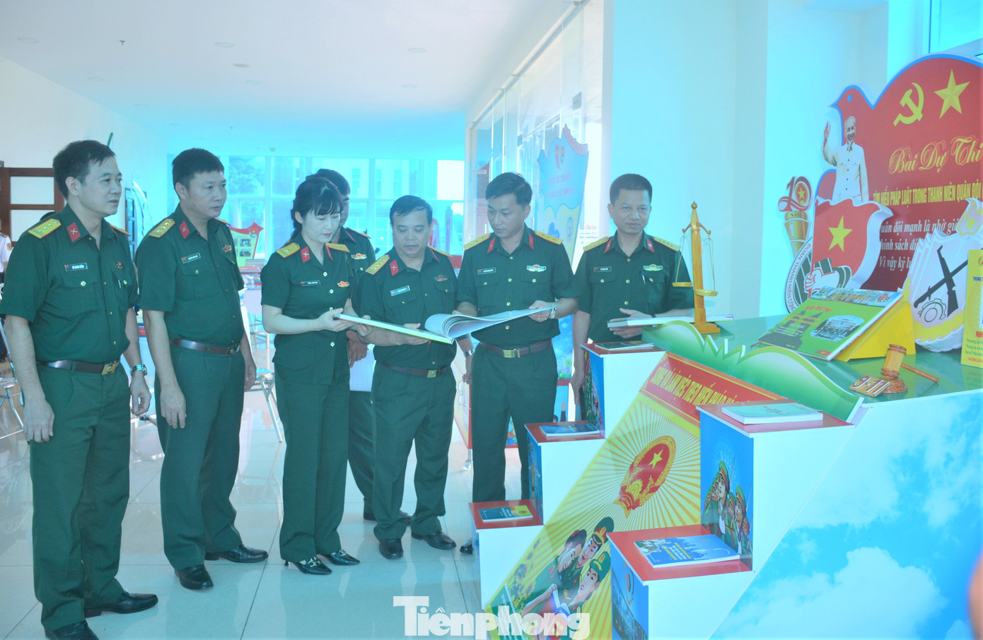 Ban giám khảo Cuộc thi tìm hiểu “Thanh niên Quân đội thượng tôn pháp luật” trong quá trình lựa chọn các bài thi đạt chất lượng cao. Ban giám khảo Cuộc thi tìm hiểu “Thanh niên Quân đội thượng tôn pháp luật” trong quá trình lựa chọn các bài thi đạt chất lượng cao.