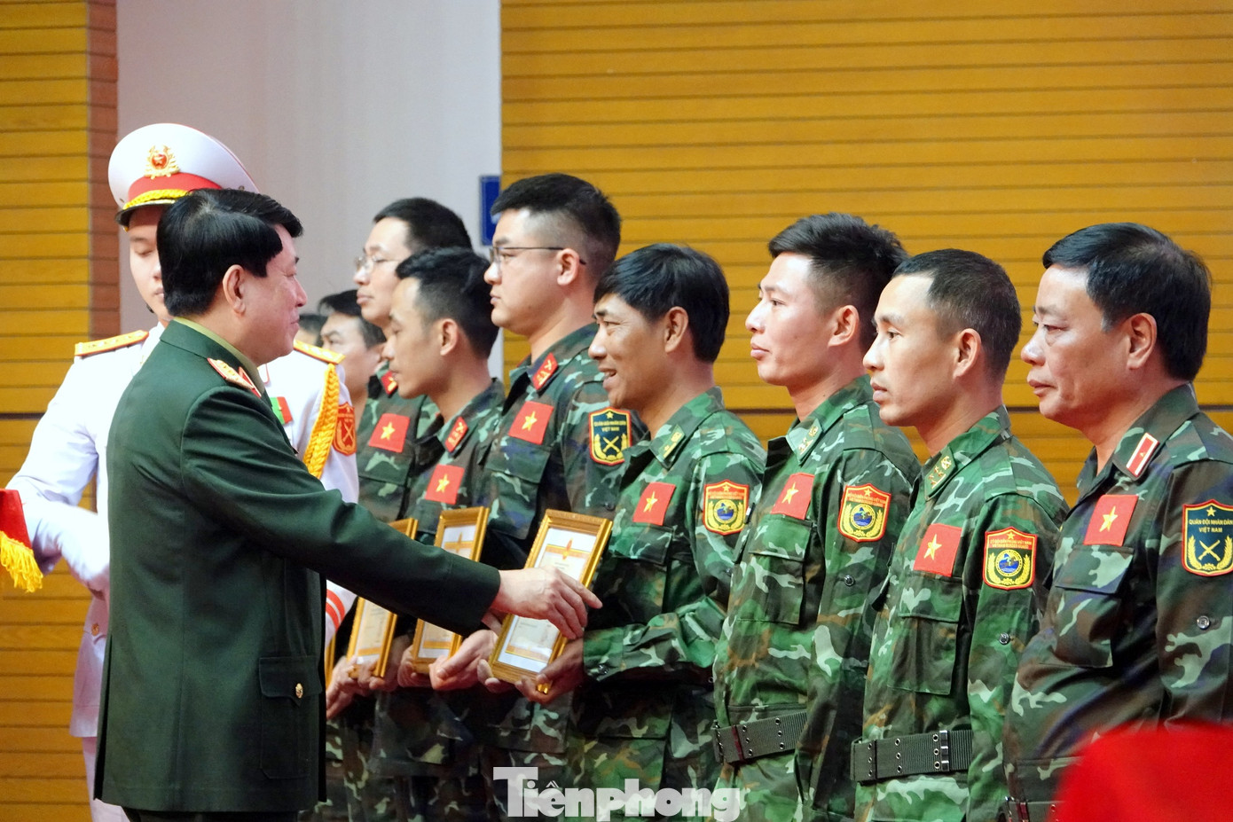 Đại tướng Lương Cường - Chủ nhiệm Tổng cục Chính trị QĐND Việt Nam, trao Bằng khen tặng các quân nhân. Ảnh: Nguyễn Minh Đại tướng Lương Cường - Chủ nhiệm Tổng cục Chính trị QĐND Việt Nam, trao Bằng khen tặng các quân nhân. Ảnh: Nguyễn Minh