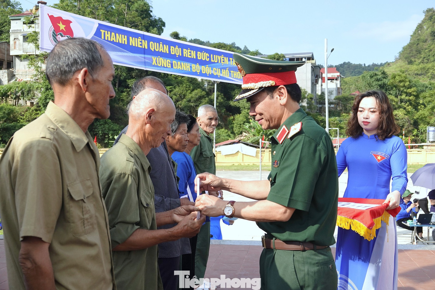 Tại lễ phát động, lãnh đạo Quân khu 1, Ban Thanh niên Quân đội, tỉnh Bắc Kạn và các đơn vị đồng hành đã trao tặng nhiều phần quà ý nghĩa cho trường học, người dân, đối tượng chính sách và thanh thiếu nhi ở huyện Ngân Sơn.