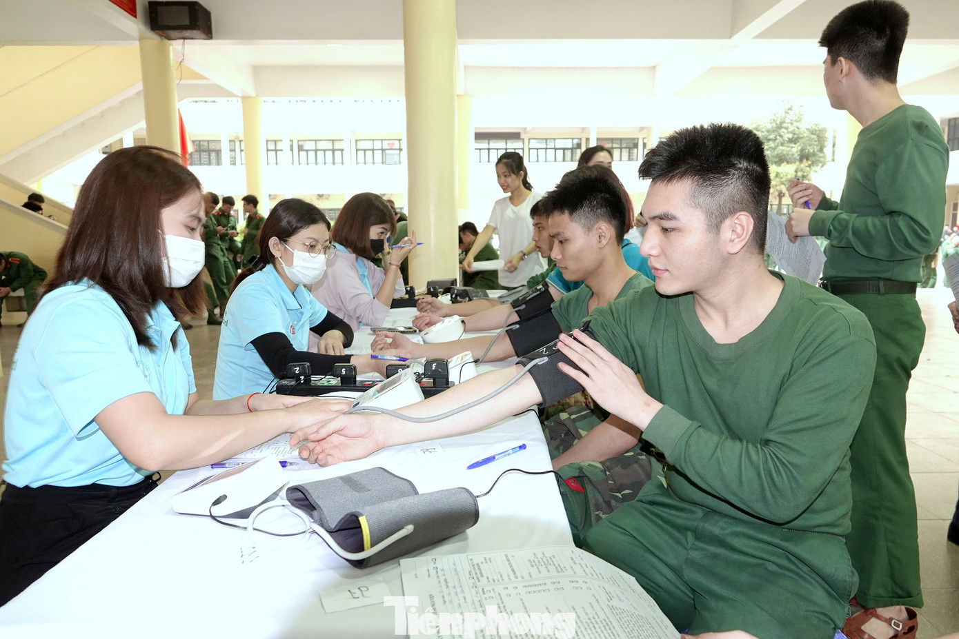 Cán bộ, nhân viên Bệnh viện Trung ương Quân đội 108 tiến hành đo huyết áp, lấy mẫu máu của ĐVTN trước khi tham gia hiến máu.