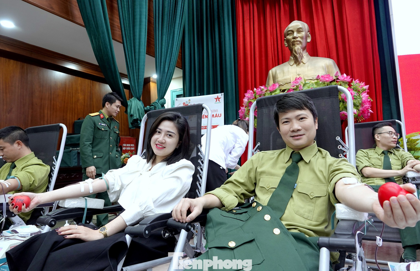 Nhà báo Hồ Quang Phương (Báo QĐND) và đoàn viên Ngân hàng MB Bank Phạm Thị Lan Anh tham gia hiến máu. Nhà báo Hồ Quang Phương (Báo QĐND) và đoàn viên Ngân hàng MB Bank Phạm Thị Lan Anh tham gia hiến máu.