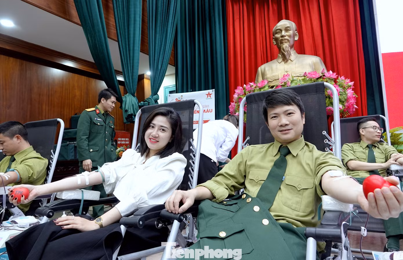 Nhà báo Hồ Quang Phương (Báo QĐND) và đoàn viên Ngân hàng MB Bank Phạm Thị Lan Anh tham gia hiến máu.