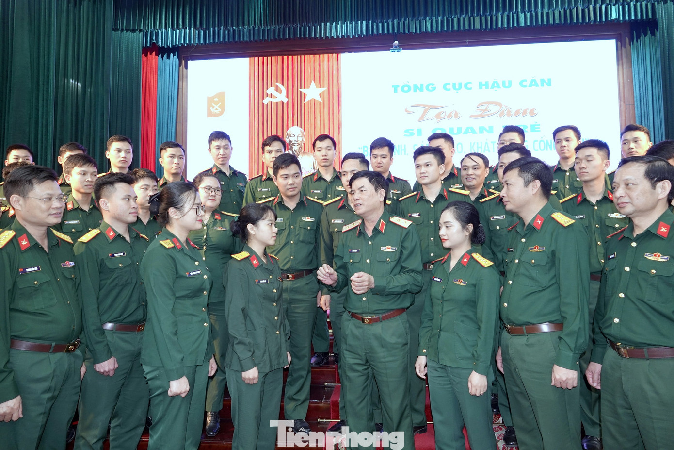 Chủ trì tọa đàm, lắng nghe và chia sẻ với các ý kiến của đội ngũ SQT, Trung tướng Đỗ Văn Thiện - Chính ủy TCHC mong muốn các SQT khắc phục khó khăn, hoàn thành tốt nhiệm vụ và sớm lập gia đình. Chủ trì tọa đàm, lắng nghe và chia sẻ với các ý kiến của đội ngũ SQT, Trung tướng Đỗ Văn Thiện - Chính ủy TCHC mong muốn các SQT khắc phục khó khăn, hoàn thành tốt nhiệm vụ và sớm lập gia đình.