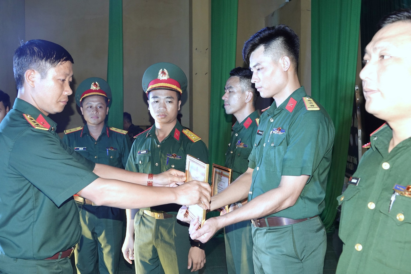 Lãnh đạo Trung đoàn 141 trao thưởng cho các đội thi, tối 18/7.