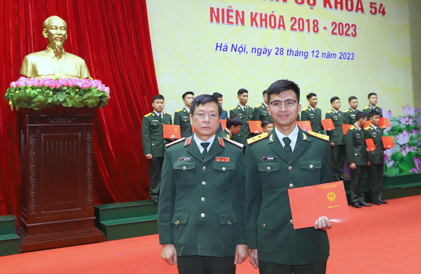 Chính ủy Học viện KTQS Trần Văn Thưởng trao bằng tốt nghiệp cho học viên Khóa 54.