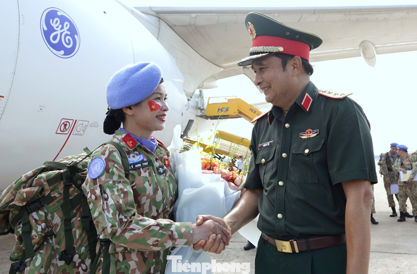 Thượng tướng Phùng Sĩ Tấn động viên, chúc nữ chiến binh mũ nồi xanh Đội Công binh số 2 hoàn thành tốt nhiệm vụ.