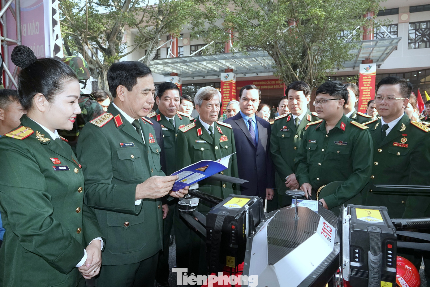 Lãnh đạo Quân uỷ Trung ương - Bộ Quốc phòng và Tổng Liên đoàn Lao động Việt Nam tham quan gian trưng bày của Công đoàn Tổng cục Công nghiệp quốc phòng. Ảnh: Nguyễn Minh Lãnh đạo Quân uỷ Trung ương - Bộ Quốc phòng và Tổng Liên đoàn Lao động Việt Nam tham quan gian trưng bày của Công đoàn Tổng cục Công nghiệp quốc phòng. Ảnh: Nguyễn Minh