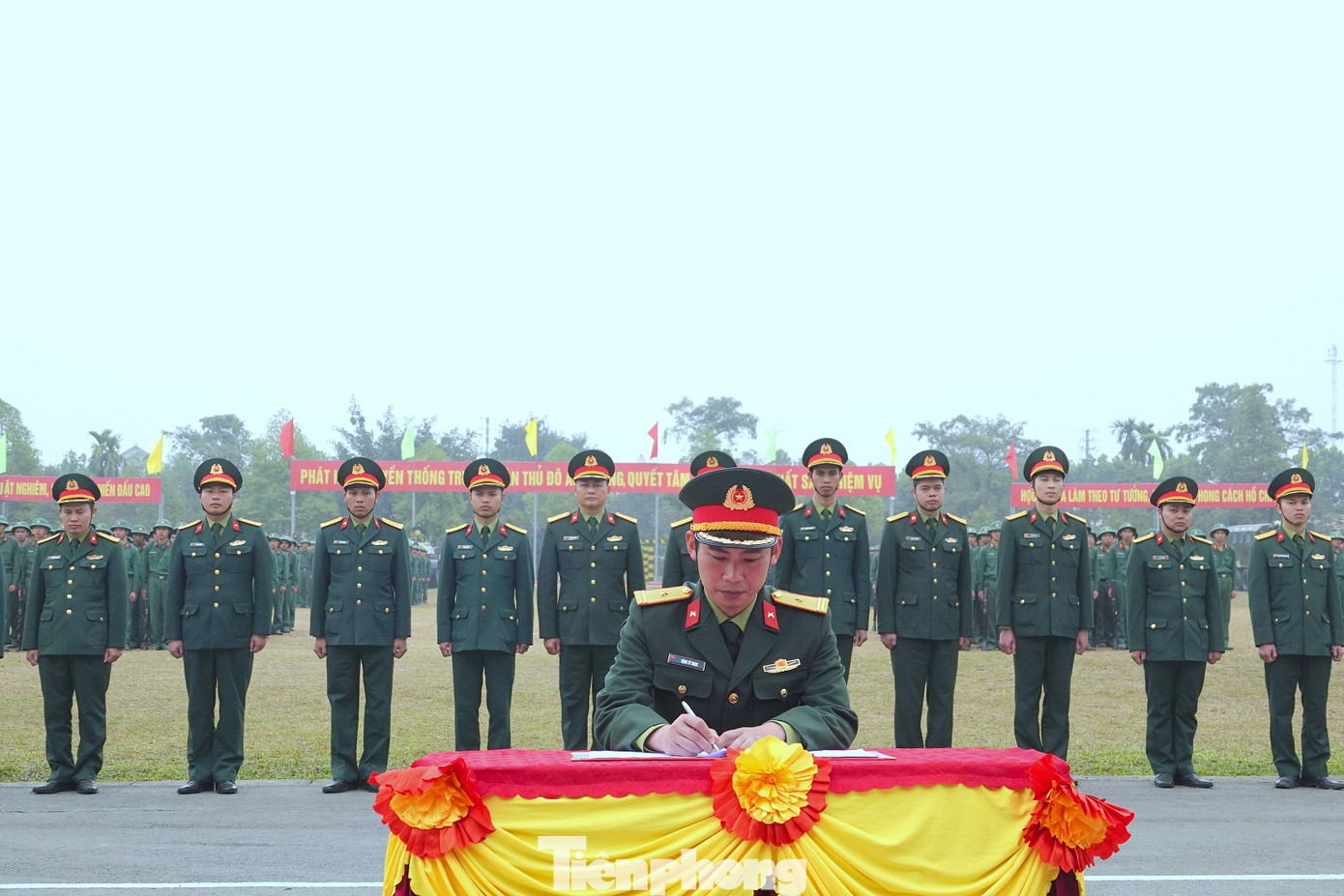 Đại diện các cơ quan, đơn vị của Trung đoàn 102 ký kết giao ước thi đua.