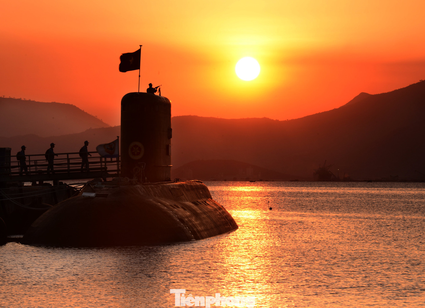 Tàu ngầm Kilo 636 neo đậu tại quân cảng Cam Ranh. Tàu ngầm Kilo 636 neo đậu tại quân cảng Cam Ranh.