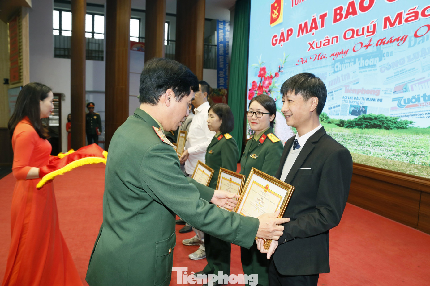 Thiếu tướng Nguyễn Văn Cường - Phó Chính ủy Tổng cục Hậu cần, trao Bằng khen của Chủ nhiệm Tổng cục tặng phóng viên Nguyễn Minh của báo Tiền Phong. Ảnh: PV