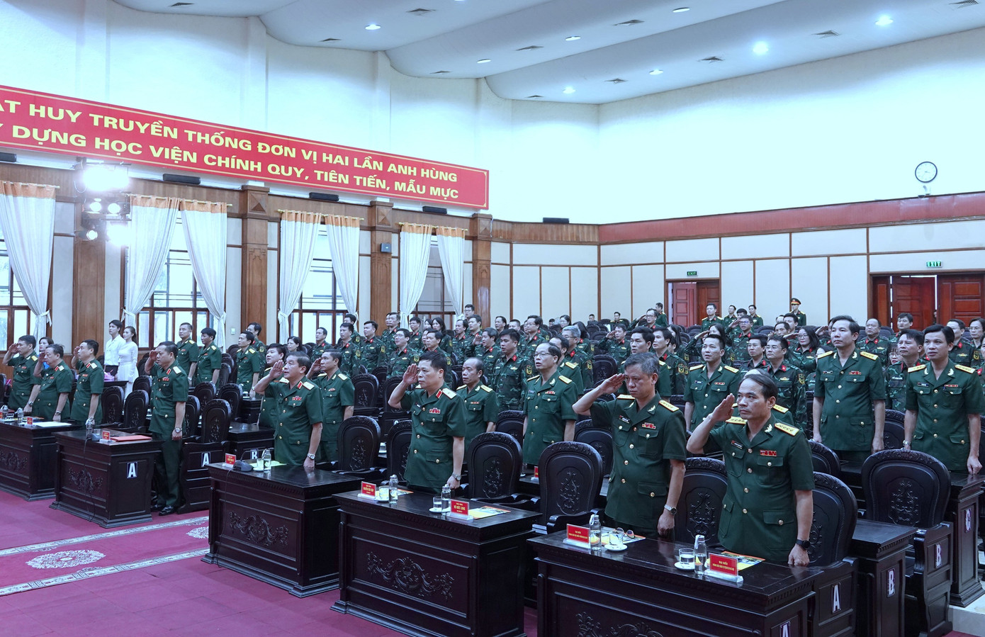 Các đại biểu và học viên lớp bồi dưỡng làm lễ chào cờ tại lễ tốt nghiệp. Các đại biểu và học viên lớp bồi dưỡng làm lễ chào cờ tại lễ tốt nghiệp.