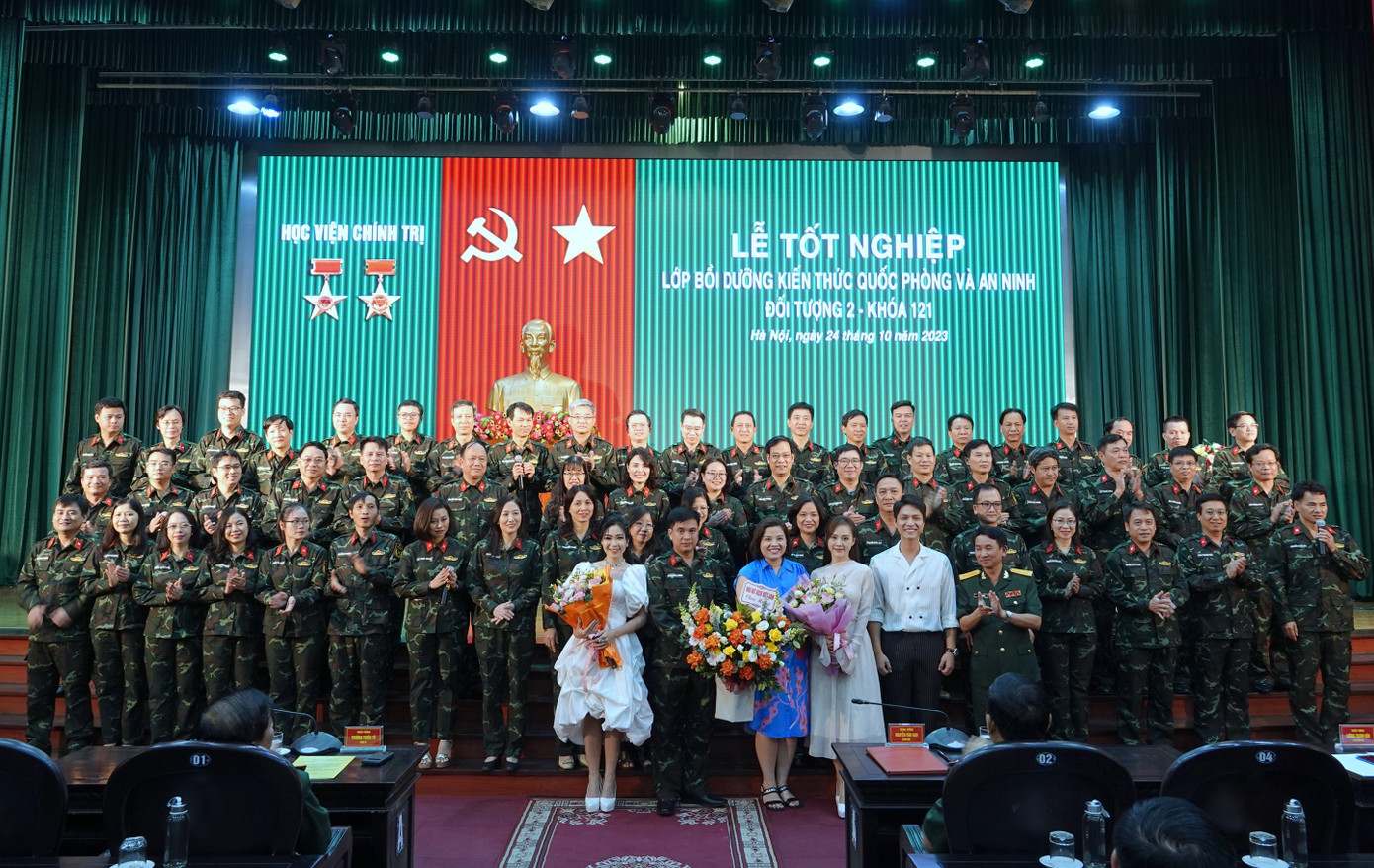 Các nghệ sĩ Nhà hát kịch Việt Nam và ca sĩ Hà Myo - Gương mặt trẻ Việt Nam tiêu biểu năm 2022 tặng hoa chúc mừng các học viên hoàn thành xuất sắc khóa bồi dưỡng. Các nghệ sĩ Nhà hát kịch Việt Nam và ca sĩ Hà Myo - Gương mặt trẻ Việt Nam tiêu biểu năm 2022 tặng hoa chúc mừng các học viên hoàn thành xuất sắc khóa bồi dưỡng.