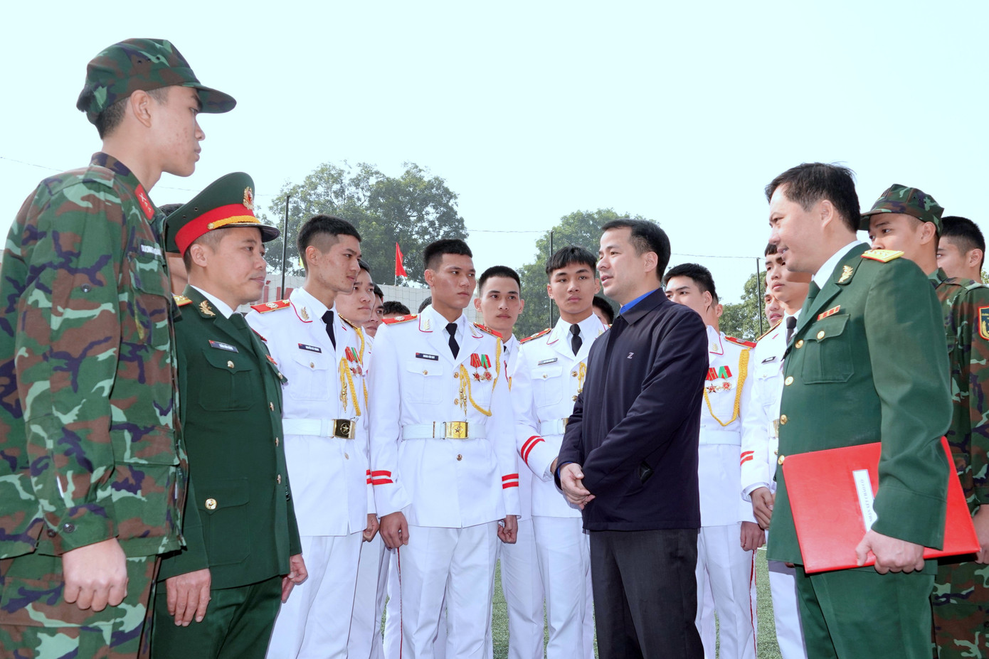 Anh Ngô Văn Cương trò chuyện với ĐVTN ở Đoàn 275